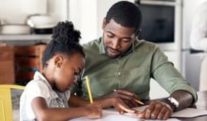 Un tuteur aide une élève à faire ses devoirs