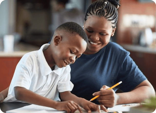 Une tutrice accompagne un élève dans ses devoirs